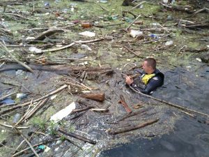 Nikola Stoilkovic direktor TOP u vodi izvlači otpad